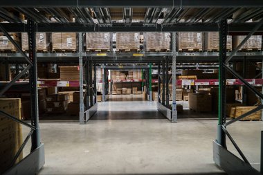 Bangkok, Tayland - 6 Nisan 2017: satır ambar bölümüne geçit, Ikea Bangna Paketli araya hazır mobilya ürünleri