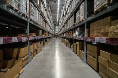 Bangkok, Tayland - 6 Nisan 2017: satır kağıt Paketli mobilya montajı hazır ürünlerin depo bölümünde, Ikea Bangna kutuları