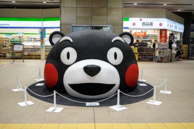 Kumamoto, Japonya - 9 Mayıs 2017: Kumamon, siyah ayı maskot, büyük boy Kumamoto marketin arka plan ile ana tren istasyonuna katında yerleştirerek kafasından