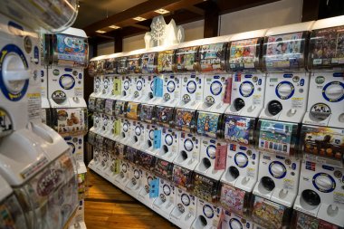 Dazaifu, Japonya - 14 Mayıs 2017: Satır Gashapon makineleri, popüler satış makinesi bir Dükkanı, manga karakter yazdırılır gösterilen kapsül oyuncaklar Dazaifu, Fukuoka, Kyushu reçete