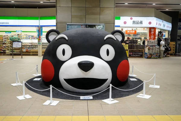Кумамото, Япония - 9 мая 2017 года: Кумамон, талисман черного медведя, голова большого размера размещается на полу главного железнодорожного вокзала с удобным фоном магазина в Кумамото — стоковое фото
