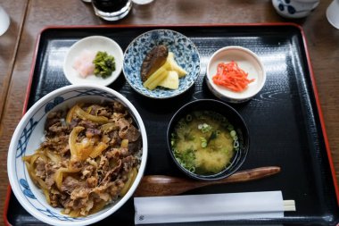 Gyudon veya sığır eti kase, bir Japon popüler yemek, pilav kasesi, miso çorbası, turşu ve diğer yan yemekler Yufuin yerel restoranda da dahil olmak üzere ayarla tuşlarıyla