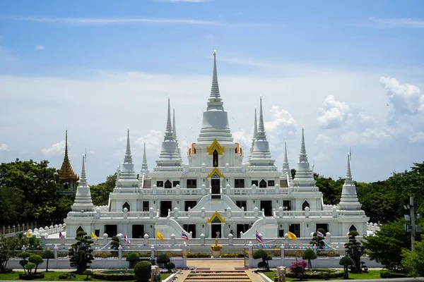 Grupa wspaniałych biała pagoda, Thutangkachedi, stupa z wielu wieże Wat Asokaram na słoneczny dzień — Zdjęcie stockowe