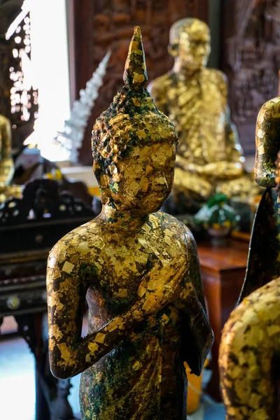 Ancienne statue debout en forme de bouddha avec posture du vendredi recouverte de feuilles d'or, temple Asokaram — Photo