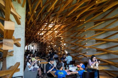 Dazaifu, Japonya - 14 Mayıs 2017: iç dekorasyon atmosferini ikonik Starbucks kahve dokuma sedir ağacı, Kengo Kuma, ünlü Japon mimar Dazaifu tarafından tasarımı ile Dazaifu içinde saklamak