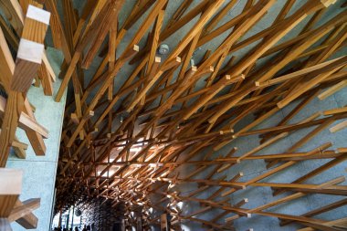 Dazaifu, Japonya - 14 Mayıs 2017: iç tasarım, ikonik dokuma sedir ağacı tarafından dekore edilmiş Starbucks kahve saklamak Dazaifu, Kengo Kuma, ünlü Japon mimar Dazaifu tarafından tasarım içinde