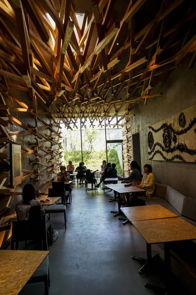 Dazaifu, Japão - 14 de maio de 2017: Design de interiores da icônica loja de café Starbucks em Dazaifu com clientes, design de Kengo Kuma, famoso arquiteto japonês, Dazaifu — Fotografia de Stock