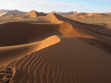 Rüzgar blow kalıp ile gölge ve gölge geniş çöl manzara arka plan, Sossus, Namib Çölü üzerinde paslı kırmızı kumul ile doğal eğimli ridge satırındaki yürüyüş