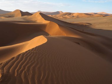 Paslı kırmızı kumul gölge ve gölge geniş çöl manzara arka plan, Sossus, Namib Çölü üzerinde ile doğal eğimli ridge satır ve rüzgar darbe desen