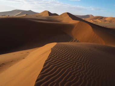 Paslı kırmızı kumul gölge ve gölge geniş çöl manzara ufukta, Sossus, Namib Çölü ile güzel doğal eğimli ridge satır ve rüzgar darbe desen
