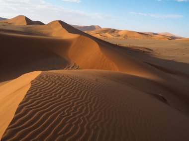 Geniş çöl manzara ufuk arka planda gölge ve gölge ile paslı kırmızı kum Dune doğal kavisli sırt hattı ve rüzgar darbe deseni, Sossus, Namib çöl