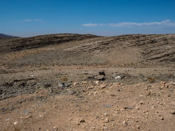 록 산 셰 일, 다른 돌과 사막 식물을 분할로 나 미 브 사막의 먼지가 풍경 건조 — 스톡 사진