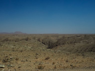 Kuraklık rock çöl vadi panorama manzara görünümü arıyorsunuz gibi mavi gökyüzü arka plan ile sahne Mars yüzey