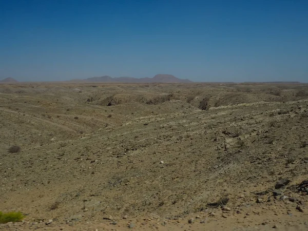 Doğal kaya çöl vadi panorama peyzaj manzaralı dağ ve mavi gökyüzü arka plan ile sahne Mars yüzey gibi
