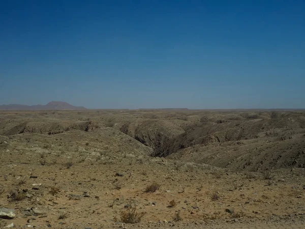 Roccia siccità deserto valle panorama vista paesaggio guardando come Marte superficie scena con sfondo cielo blu — Foto Stock