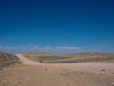 Yolculuk çöl rock dağ manzara rota üzerinden mavi gökyüzü arka plan boşluk macera sıcak güzel gün