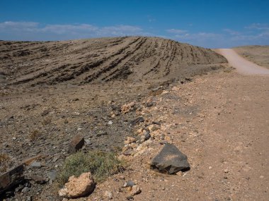 Güzel gün yolculuk çöl rock dağ doku manzara rota üzerinden mavi gökyüzü boşaltmak arka plan boşluk macera