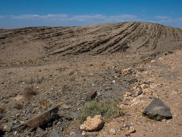 Güzel astar desen çöl rock dağ doku manzara mavi gökyüzü arka plan ve Oğlak Dönencesi no'lu satırın yakınında taş yarma