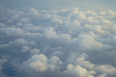 Güzel rüya gibi kabarık soyut beyaz bulut ile gündoğumu hafif uçak penceresinden bakış