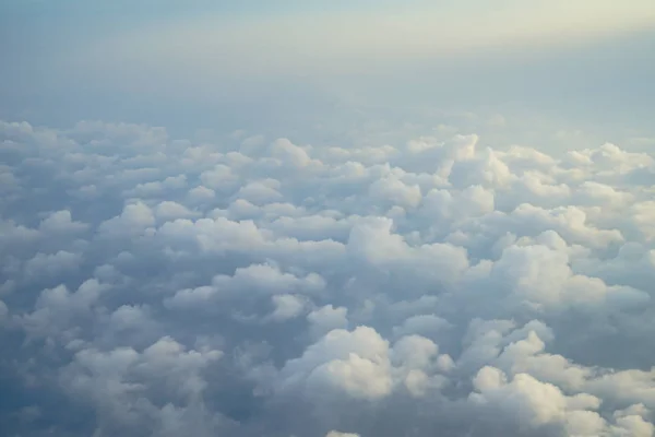 美しい夢のようなフワフワした抽象的な白い雲青空と日の出の光背景を飛行機の窓からの眺め — ストック写真