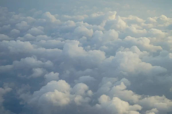 美しい夢のようなフワフワした抽象的な白い雲日の出光と飛行機の窓からの眺め — ストック写真