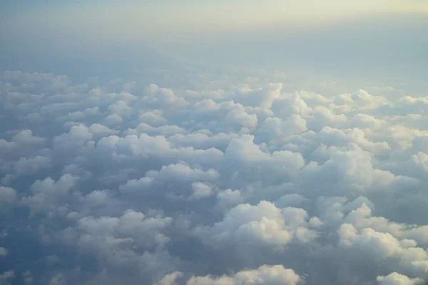 夢のようなフワフワした抽象的な白い雲の青空と飛行機の窓から日の出明るい背景ビュー — ストック写真