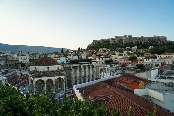 Ön plan görünümünü Acropolis dağdan Monastiraki Meydanı'ndan eski kasaba binalar çatı, yeşil yaprakları, Tsisdarakis Camii ve Hadrian'ın Kütüphane Harabeleri