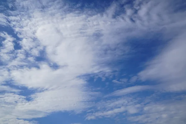 明るい青い空を背景に想像力に従って風打撃自由形白い雲のシーン — ストック写真