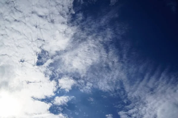 Escena de fantasía forma libre nube blanca según la imaginación sobre fondo de cielo azul brillante — Foto de Stock