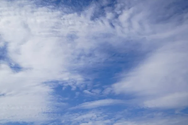 Escena de forma libre de ensueño nube blanca según la imaginación sobre fondo de cielo azul brillante — Foto de Stock