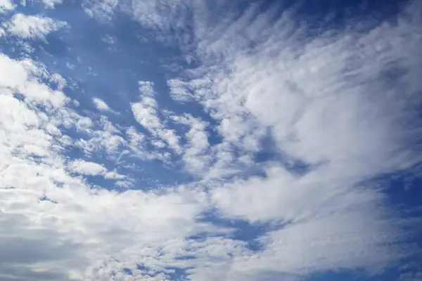 明るい青空背景の想像力によって強力なフリー フォームの白い雲のシーン — ストック写真