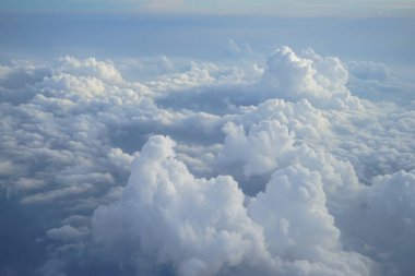 Güzel cennet cennet görünümünü mavi gökyüzü arka plan uçan uçak penceresinden tonlarında