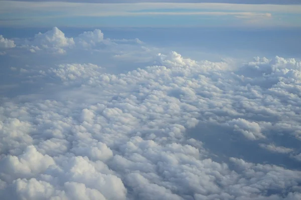 Widok piękny szeroki wonderland cloudscape z odcieniami tle błękitnego nieba z pływające okna samolotu — Zdjęcie stockowe