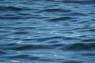 Mavi deniz suyu soyut sahne dalgalanma güneş ışığı beyaz yansıma, degrade gölge ve gölge, seçici odak ile buz gibi hareket