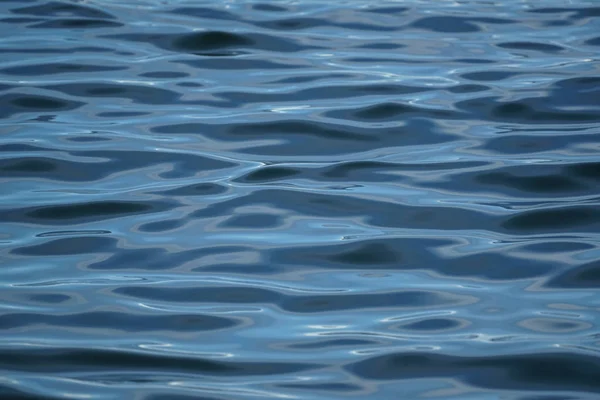 青い海の水の美しい抽象的なシーン リップル太陽光の反射、グラデーションの陰と影、セレクティブ フォーカスと凍結の動き — ストック写真
