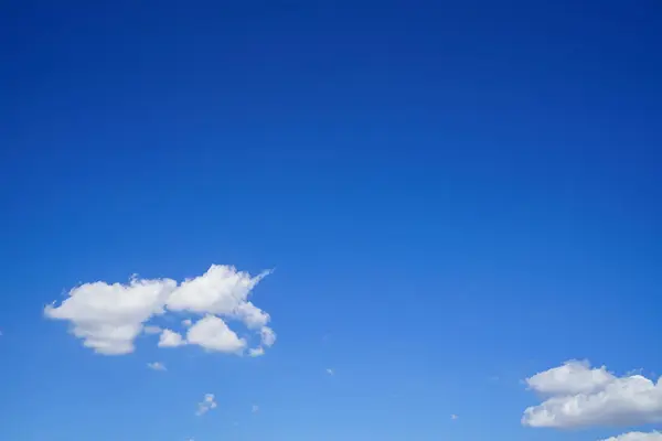 五月晴れの日の明るく青い空を背景に想像力に従って白い雲の浮かぶフリー フォーム — ストック写真