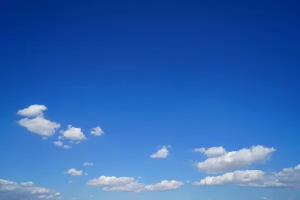 Grupo de forma libre flotante nube blanca según la imaginación con fondo de cielo azul brillante en el día del sol — Foto de Stock