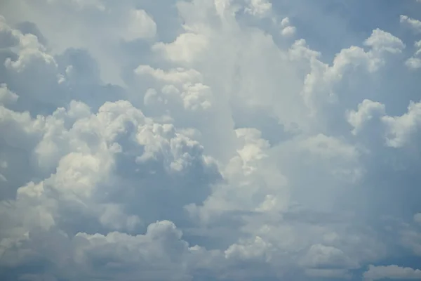 Escena abstracta de potente nube blanca en movimiento con tonos de fondo azul del cielo — Foto de Stock