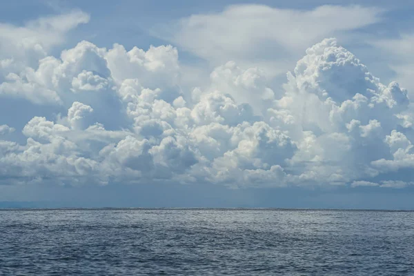 強力な白い雲、青い空を背景と海の水と深い青色の海の色合いの劇的なシーンのリップルします。 — ストック写真