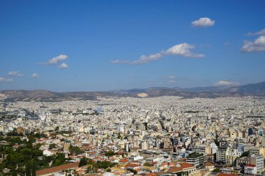 Atina şehir beyaz binalar mimari, dağ, ağaçlar, mavi gökyüzü ve bulut beyaz arka plan gösteren Acropolis manzarası