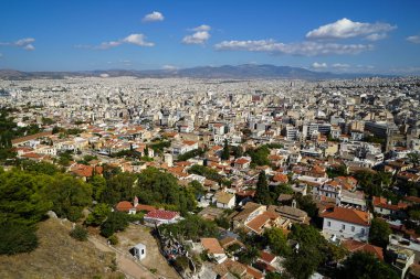 Atina cityscape Acropolis gösteren beyaz binalar mimari, dağ, ağaçlar, mavi gökyüzü ve kayan bulut beyaz arka plan görünümünü Panorama