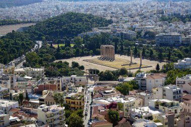 Atina cityscape eski harabe manzara, binaların mimari, ağaçlar ve beyaz şehir arka plan gösteren Acropolis manzarası