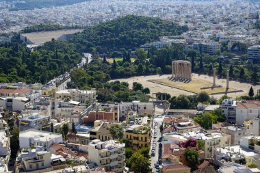 Atina cityscape eski harabe, binaların mimari, kentsel sokakları, yeşil ağaçlar ve beyaz şehir arka plan gösteren Acropolis manzarası