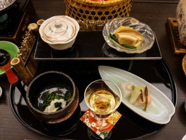Japon ryokan kaiseki yemek meze kiraz çiçeği tofu, lily ampul tofu, at kuyruğu, silvervine ve susam, maymunbalığı karaciğer mus, diğer yan yemekler ve Erik likörü de dahil olmak üzere