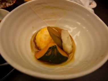 Güzel beyaz seramik kase tatlı karides Dumpling, kabak, Yam ve butterbur dahil Japon Ryokan Kaiseki akşam yemeği sıcak yemek