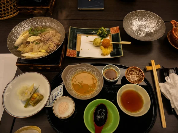 Japon ryokan kaiseki yemek ana yemek domuz shabu güveç, tuz ve susam sirke sosu, yan yemekler ve kızartmaları bahar ile sebze çeşitli dahil olmak üzere — Stok fotoğraf