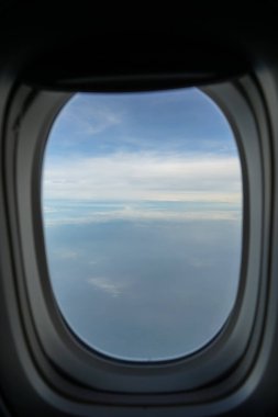 Soyut beyaz bulut ve renkli mavi gökyüzü arka plan bulanık pencere çerçevesi aracılığıyla tonları güzel gündoğumu yumuşak ışık görmek uçakta uçan