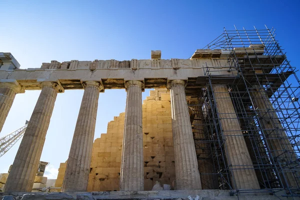 Restaurierungsarbeiten am Weltkulturerbe klassischer Parthenon mit dorischer Ordnung, Flöte und Metapher auf Akropolis mit Gerüst und blauem Himmelshintergrund — Stockfoto