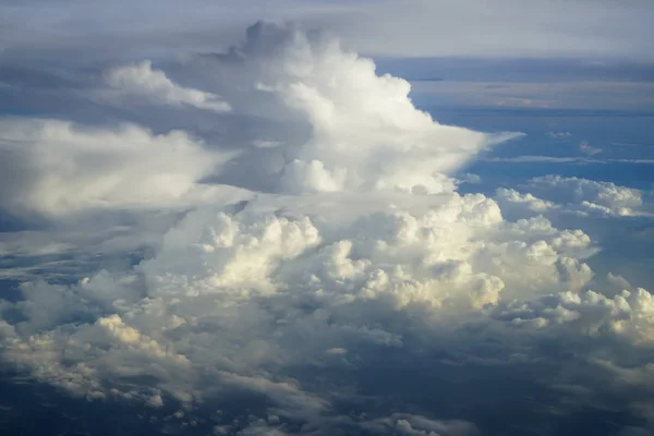 朝の日の出の空飛ぶ飛行機の窓から青い空と大地の背景の色合いと柔らかいふわふわ白い雲の抽象ビュー — ストック写真