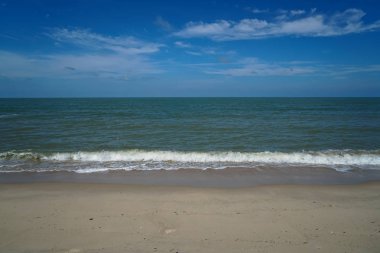 Yumuşak köpük mavi gökyüzü ve bulut beyaz arka plan beyaz kum plajındaki dalga deniz